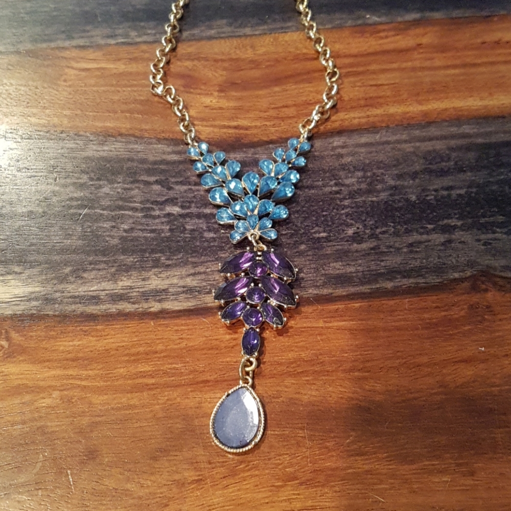 CHARMING CHARLIE'S NECKLACE AND EARRING SET